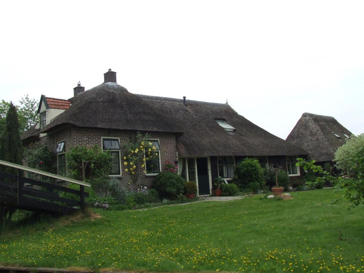 Bed-on-a-boat * Giethoorn