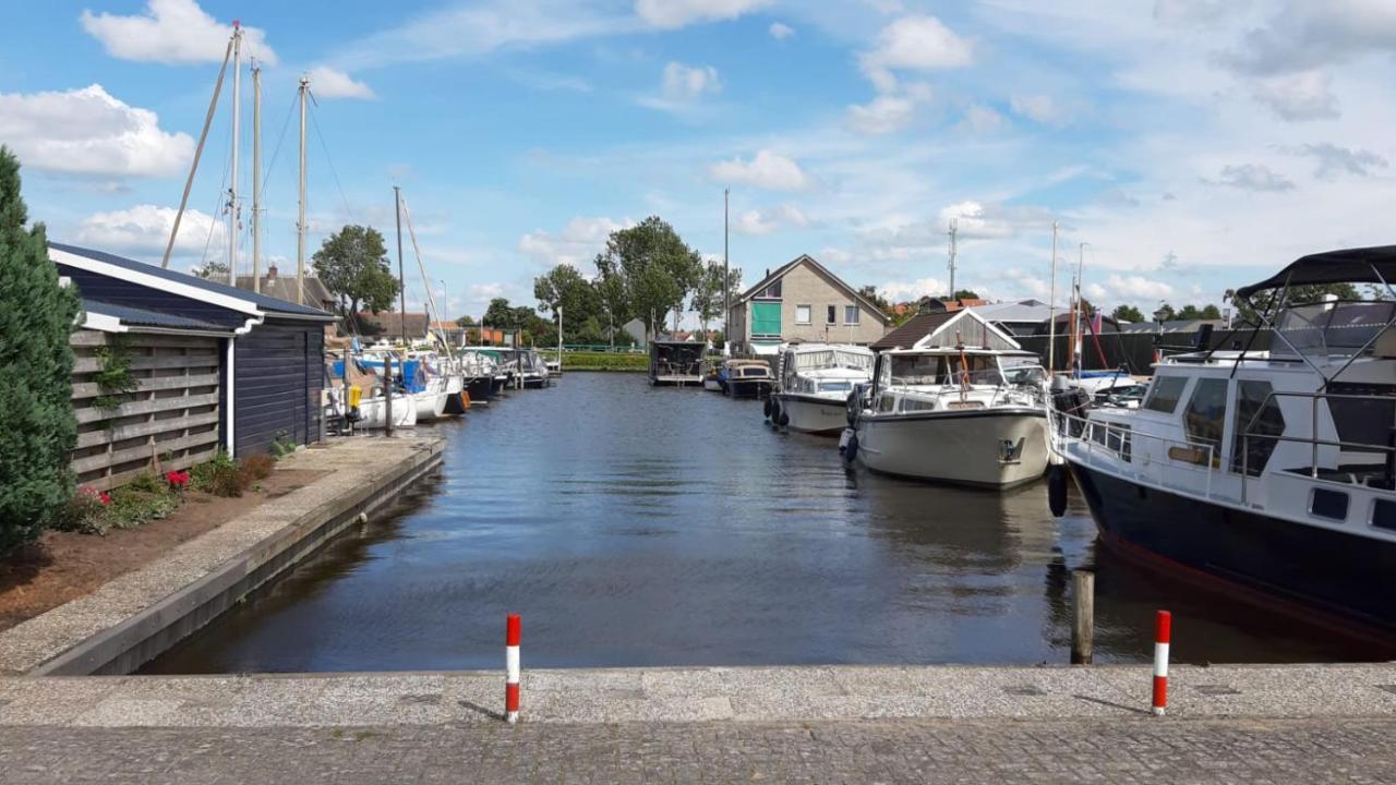 Bed-on-a-boat Botel Giethoorn