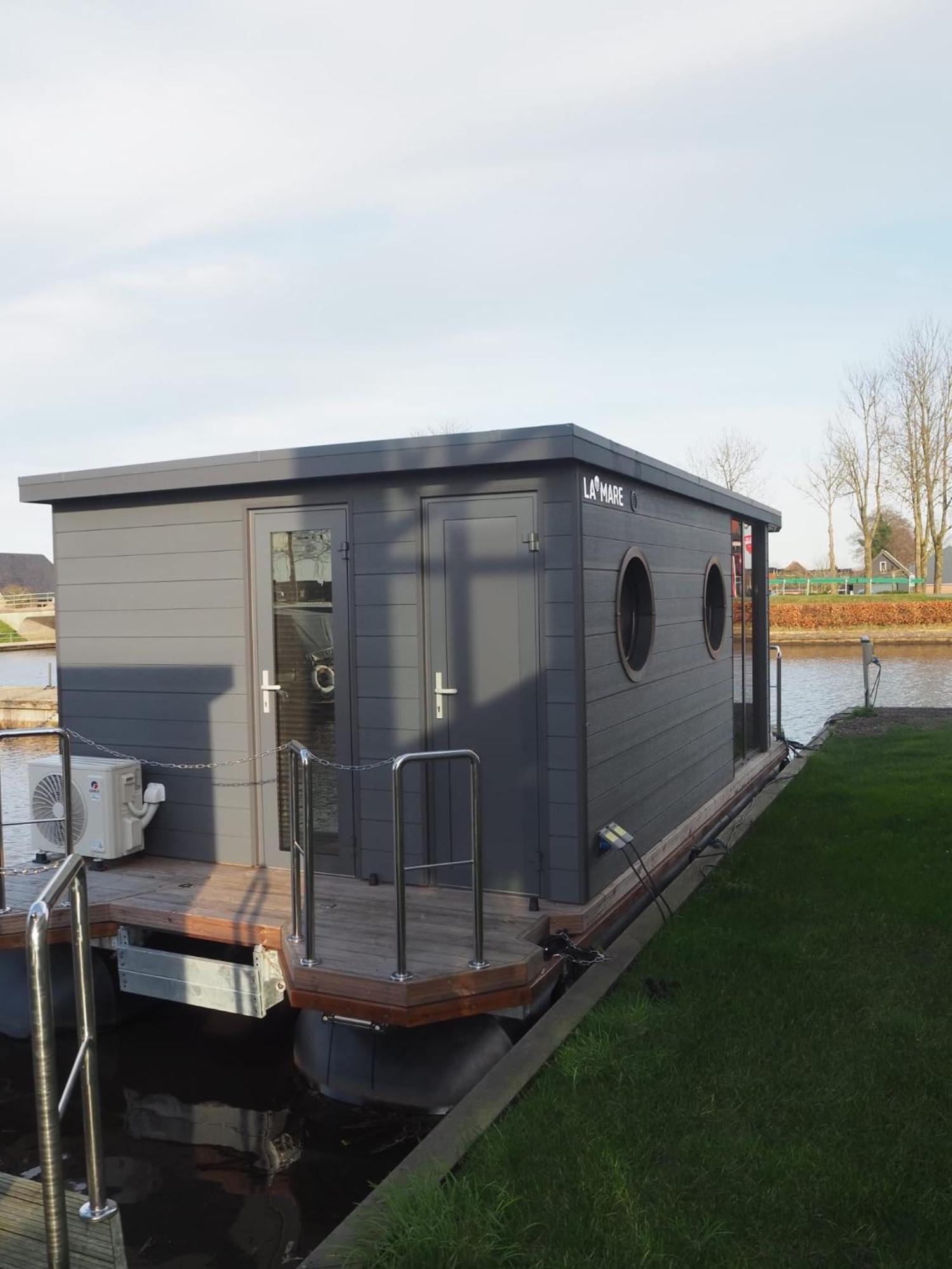 Bed-on-a-boat Giethoorn