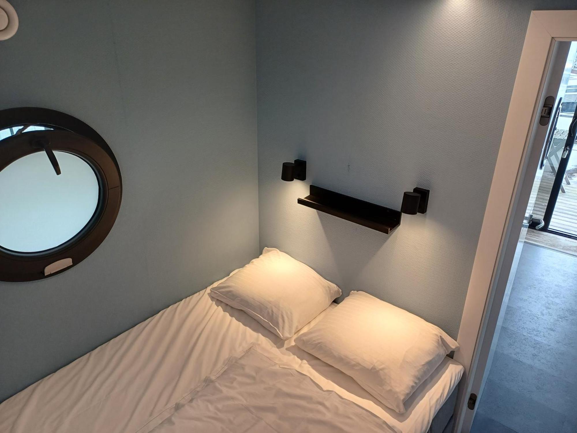 Bed-on-a-boat *