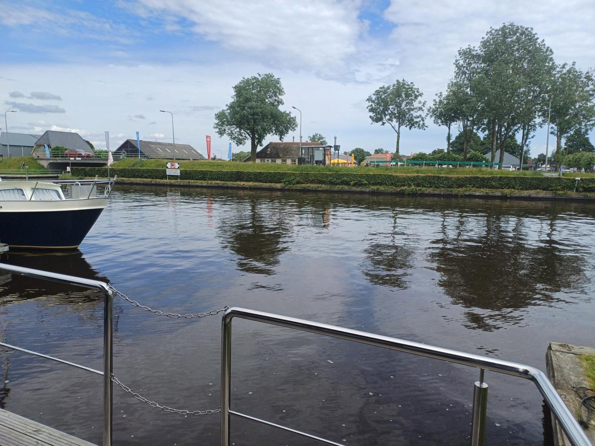 Bed-on-a-boat Botel Giethoorn